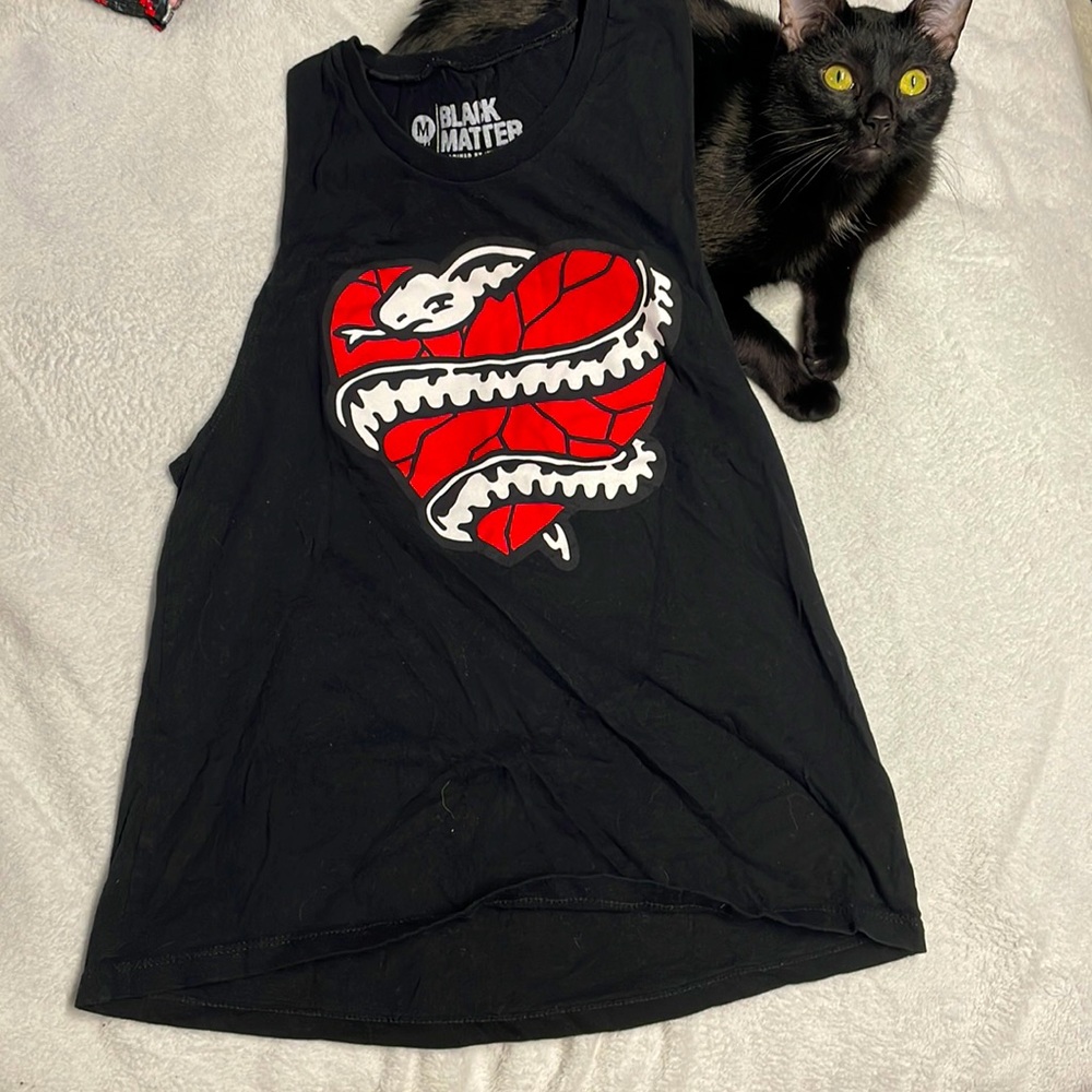 Medium hot topic muscle t-shirt heart and snake print